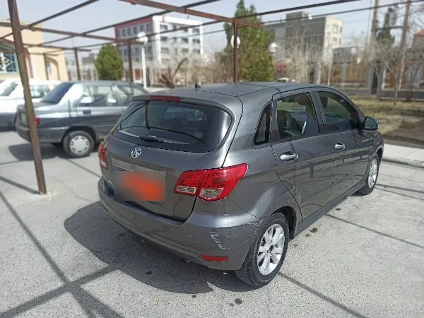 تصویر بایک سابرینا مونتاژ هاچ بک 4