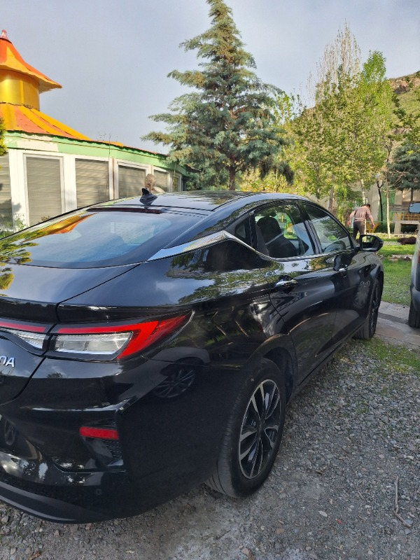 تصویر کی ام سی EJ7 ساده برقی 3