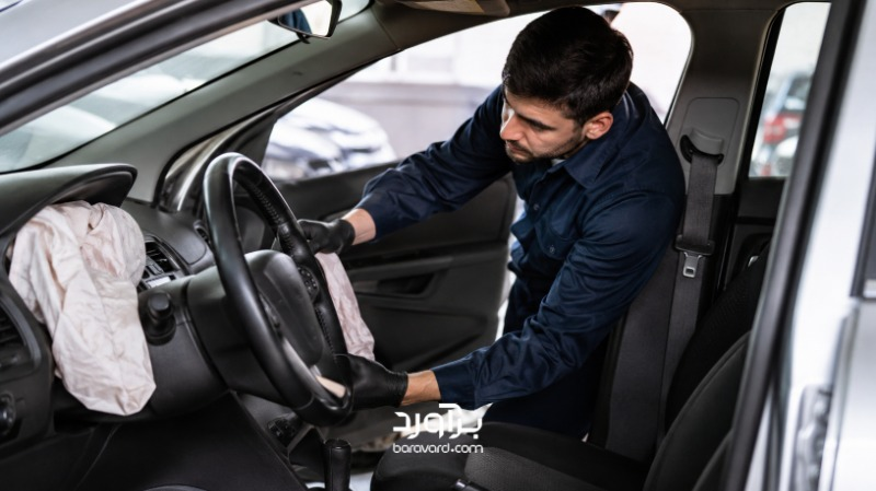 بررسی داخل کابین خودروی تصادفی